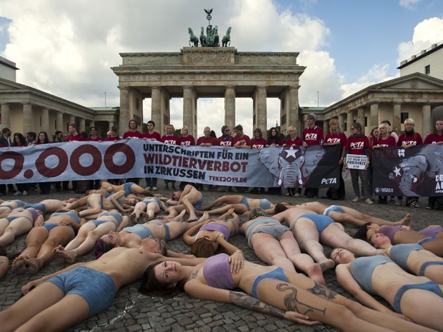 Protesto foi em frente ao Portão de Brandemburgo, na capital da Alemanha (Foto: Odd Andersen/AFP)