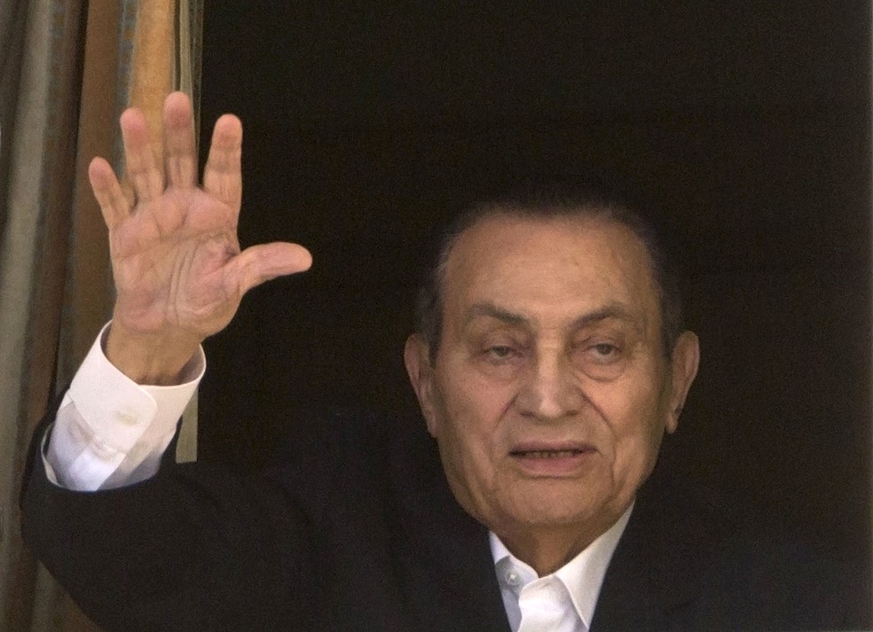 Imagem de abril de 2016 mostra o ex-presidente do Egito Hosni Mubarak (Foto: Amr Nabil/AP Photo)