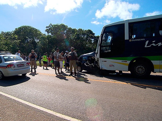 Carro invade pista contrária, atinge ônibus e mulher morre na Bahia (Foto: Imagem/ TV Bahia)