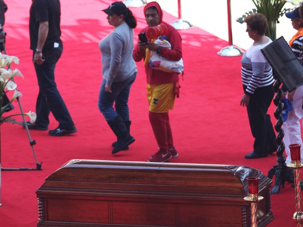 301/11/2014 – Fantasiado de Chapolin, fã se despede de Roberto Bolaños em velório no estádio Azteca (Foto: Marco Ugarte/AP)