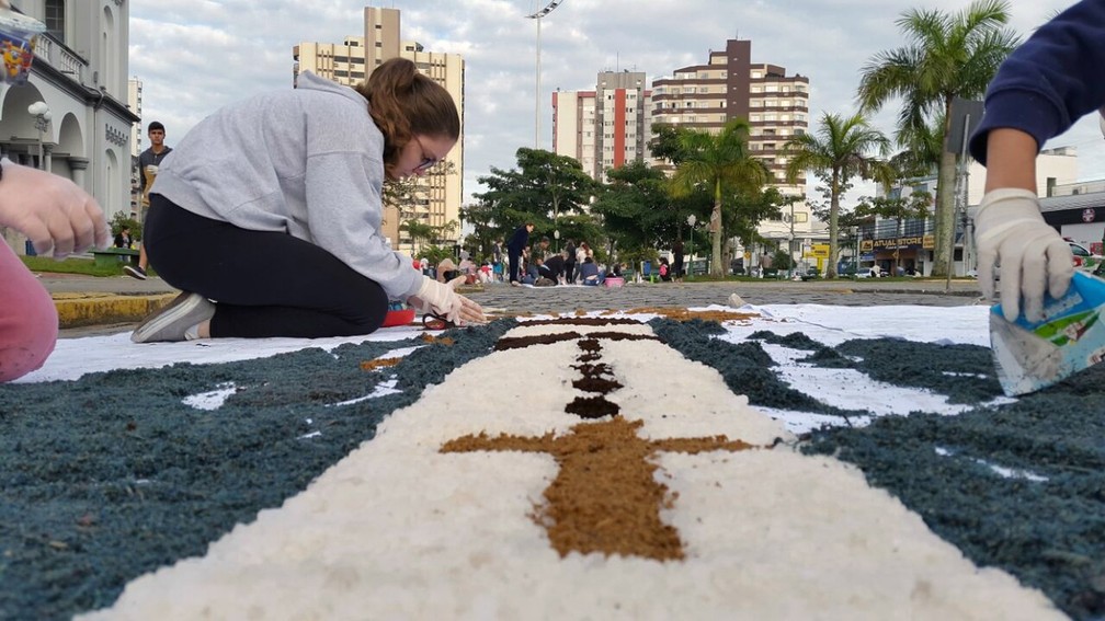 Fiéis confeccionam tapetes em Itajaí  (Foto: Luiz Souza/RBS TV)