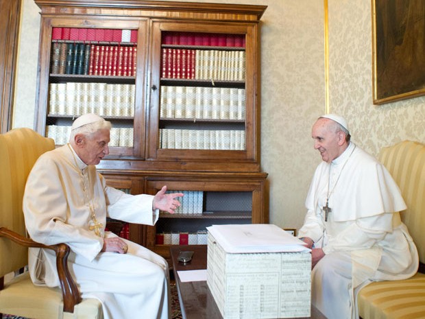 Bento XVI e Papa Francisco se reúnem em Castel Gandolfo (Foto: Osservatore Romano/AFP)