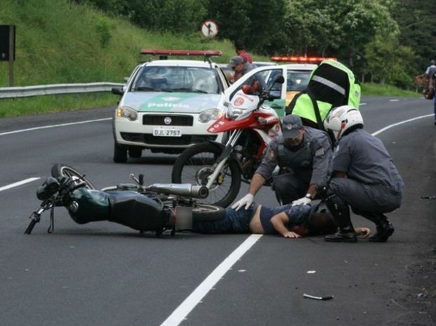 G1 Motociclista Bate Na Traseira De Caminhão E Fica Ferido Notícias Em Bauru E Marília 6883