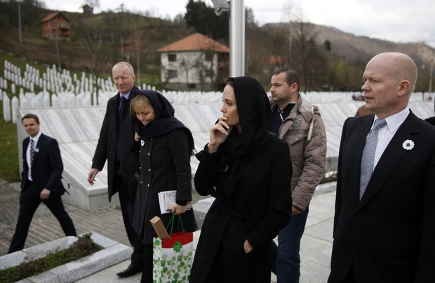 Secretário Britânico do Exterior, William Haguen, e Angelina Jolie no Srebrenica Genocide Memorial  (Foto: REUTERS/Dado Ruvic)