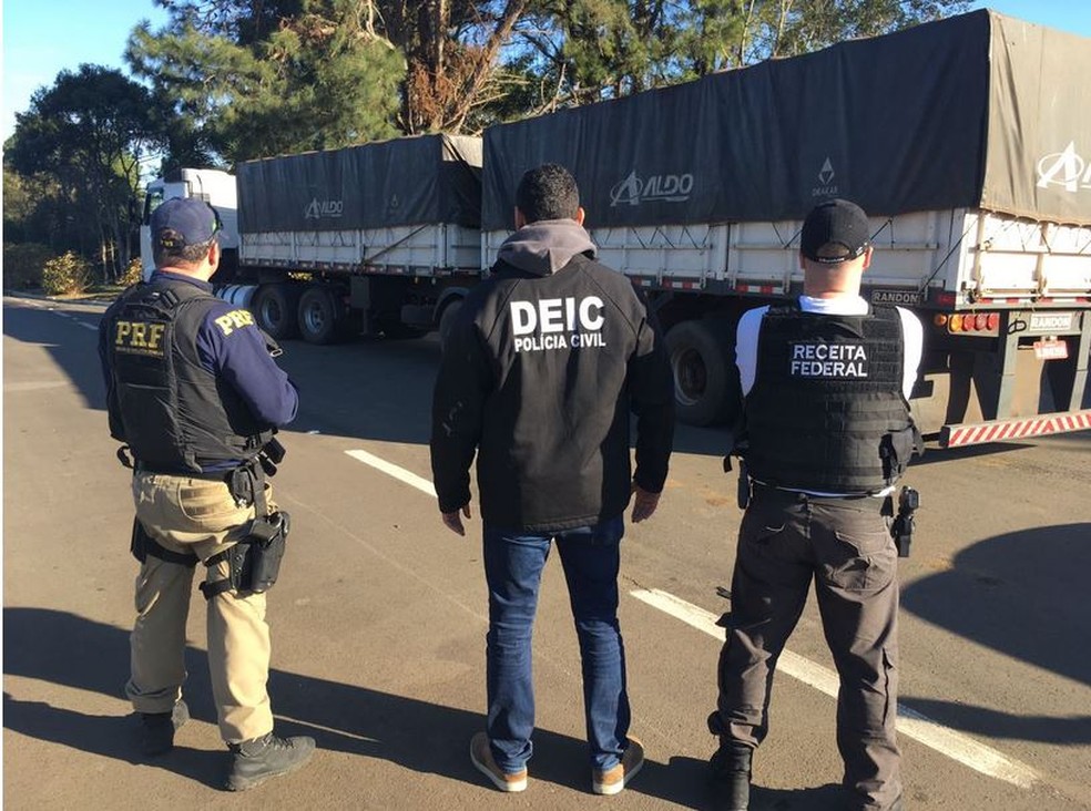 Caminh&atilde;o bitrem foi flagrado pela Opera&ccedil;&atilde;o das pol&iacute;cias (Foto: PRF/Divulga&ccedil;&atilde;o)