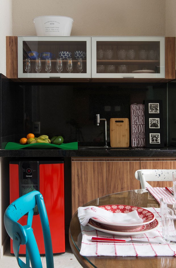 Apartamento com horta e cozinha ampla celebra o convívio (Foto: Manu Oristanio/Divulgação) Apartamento com horta e cozinha ampla celebra o convívio (Foto: Manu Oristanio/Divulgação)