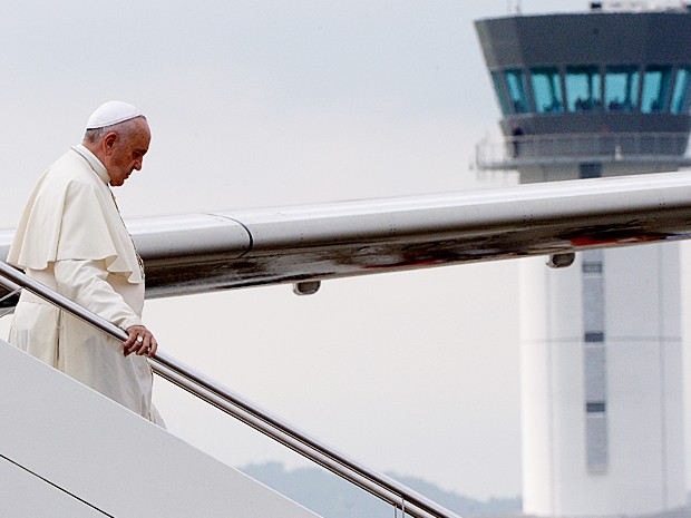 Papa Francisco desembarca na Albânia para sua estadia de um dia neste domingo (21) (Foto: FILIPPO MONTEFORTE/AFP)