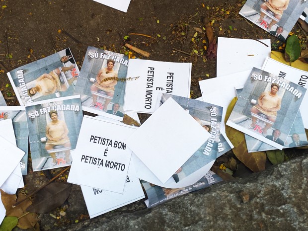 Panfleto com críticas a petistas é lançado em frente ao velório de José Eduardo Dutra, em Belo Horizonte (Foto: Flávia Cristini/G1)
