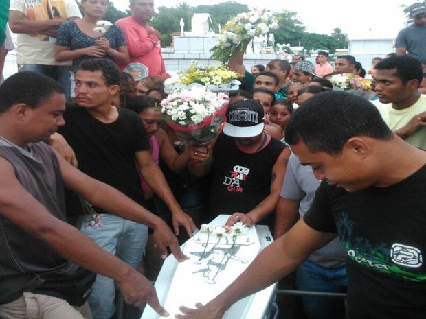 Corpo foi sepultado no cemitério São João Batista.  (Foto: Maristela Niz/TV Sergipe)