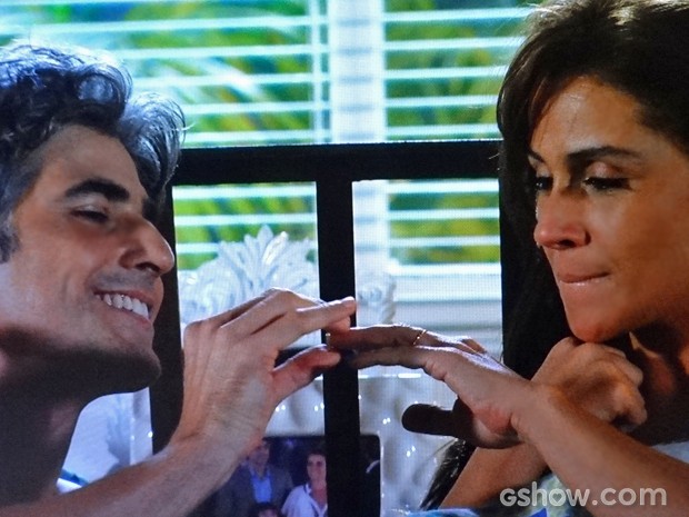 Cadu põe a aliança no dedo de Clara (Foto: Em Família/ TV Globo)