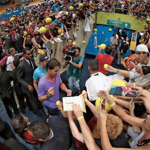 Nadalmania O tenista atende os fãs no Ginásio do Ibirapuera, em São Paulo. A mesma paciência é usada na execução do plano de jogo rigoroso (Foto: Paulo Pinto)