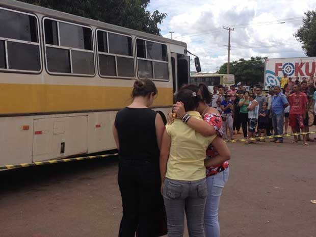 Família chora ao lado de ônibus que foi atingido por disparos em Ceilândia, no Distrito Federal, nesta quarta-feira (29) (Foto: Lucas Salomão/G1)