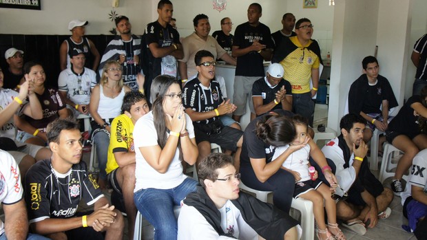 Torcida do Corinthians em João Pessoa se reúne para assistir a estreia do time no Mundial (Foto: Larissa Keren / Globoesporte.com/pb)