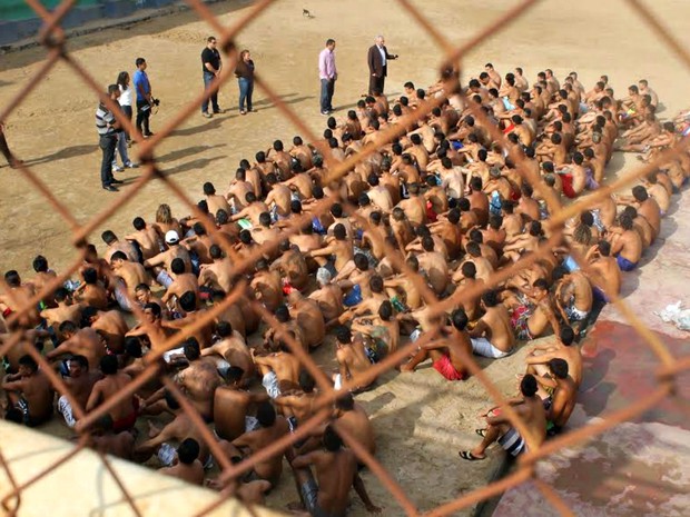 Detentos da unidade durante a revista (Foto: Seap/Divulgação)