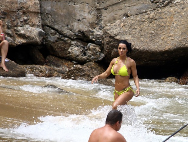 Sue Lasmar mergulha na praia vermelha após ensaio fotográfico (Foto: GABRIEL REIS / AG. NEWS)