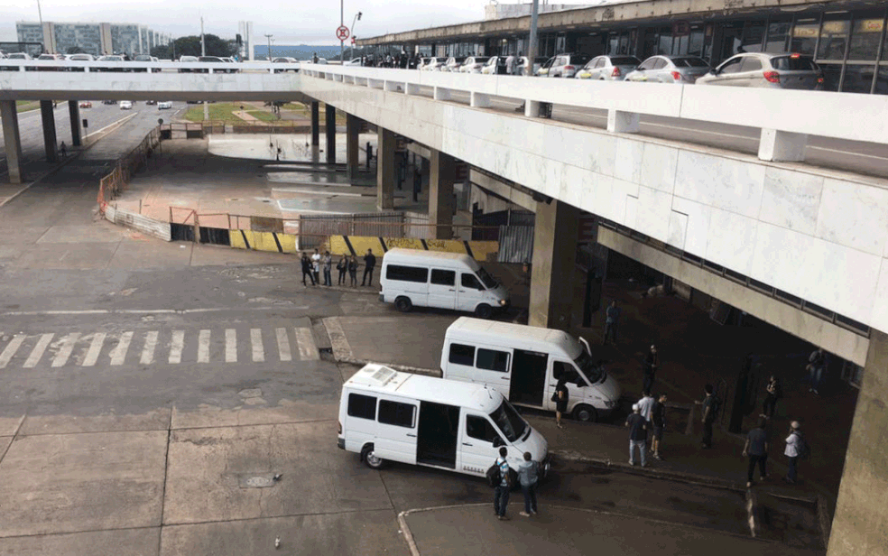 Transporte pirata ocupou o lugar dos ônibus na rodoviária do Plano Piloto, em Brasília (Foto:  Foto: Luiza Garonce/G1)