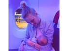 Carol Trentini amamenta filho em avião: 'Qualquer hora, qualquer lugar'