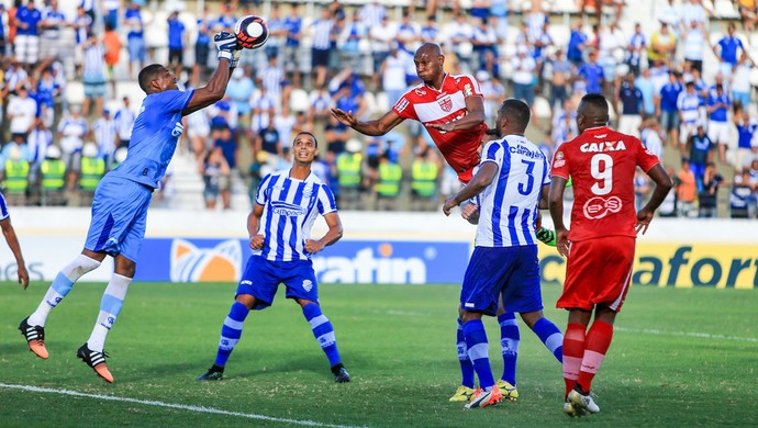 Goleiro do CSA, Mota dá um soco na bola - CSA x CRB (Foto: Ailton Cruz/Gazeta de Alagoas)