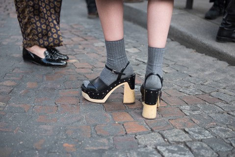 Sandália com meia esportiva é tendência em Paris. (Foto: Joanna Totolici)
