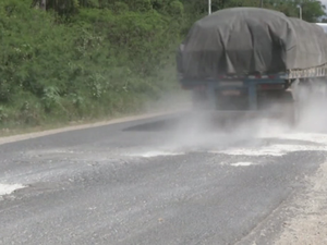 Caminhão passa por buraco e levanta poeira em rodovia vicinal (Foto: Reprodução/TV TEM)