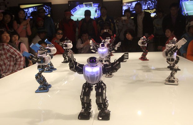 Robôs fazem apresentação de dança na abertura da feira Yeosu Expo, na cidade de Yeosu, na Coreia do Sul. Dez máquinas realizaram danças tradicionais locais para o público presente  (Foto: Ahn Young-joon/AP)