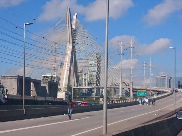 Ponte Estaiada está bloqueada para a passagem de veÃculos