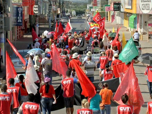 Trabalhadores saíram em passeata pelas ruas do Bairro Cristo Rei, em Várzea Grande. (Foto: Reprodução/ TVCA)