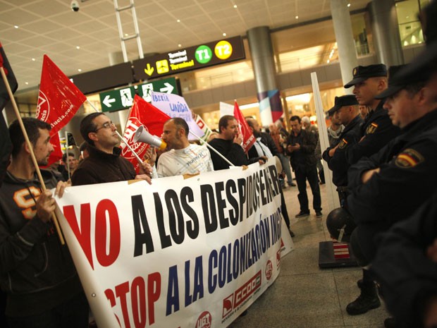 Funcionários da Iberia iniciam nova greve nesta segunda (4); na imagem, protestos da primeira paralisação, em 22 de fevereiro (Foto: Jon Nazca/Reuters)