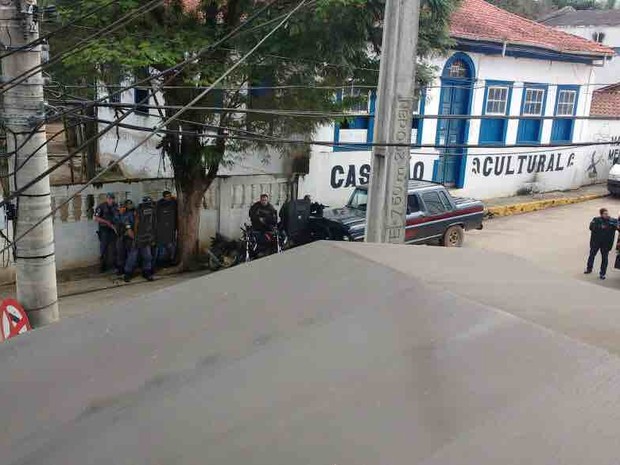Polícia negocia com criminosos durante assalto a banco em Jambeiro (Foto: Flávio Raimundo Chaves / Vanguarda Repórter) Polícia negocia com criminosos durante assalto a banco em Jambeiro (Foto: Flávio Raimundo Chaves / Vanguarda Repórter)