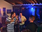Latino e a namorada cantam em festa em Angra dos Reis