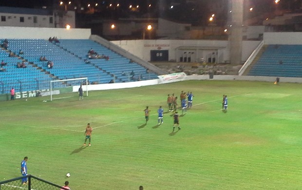 Sampaio e Araioses jogam no Nhozinho Santos pela Copa São Luís. Sampaio venceu por 3 a 0. (Foto: João Ricardo/Globoesporte.com)