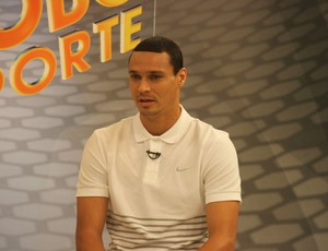 Emerson, do Coritiba, durante a participação no Globo Esporte (Foto: Gabriel Hamilko / GloboEsporte.com)