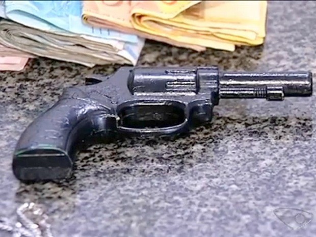 Com eles, foram encontrados vários celulares, relógios, mais de R$ 500 e uma arma de brinquedo, no Espírito Santo (Foto: Reprodução/TV Gazeta)