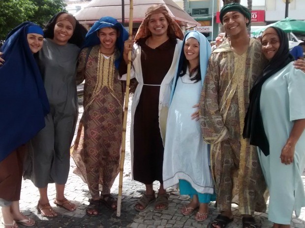 G1 - Vestido de personagens bíblicos, grupo deseja feliz Natal em Fortaleza  - notícias em Ceará