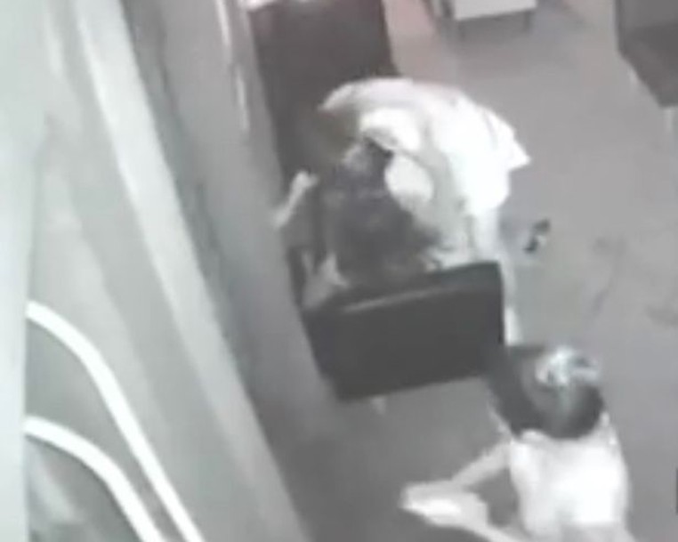 Casal acabou parando bruscamente o ato sexual quando outra garçonete entrou no salão (Foto: Reprodução)