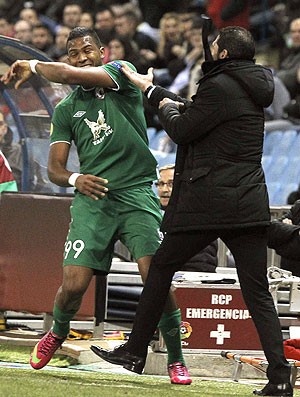 Diego Simeone agarra a camisa do jogador Salomón Rondón no jogo entre Atlético de Madri e Rubin Kazan (Foto: EFE)