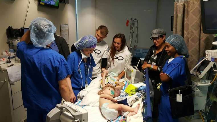 G&ecirc;mios antes da cirugia nesta quinta-feira (Foto: Nicole McDonald/Reprodu&ccedil;&atilde;o/Facebook)