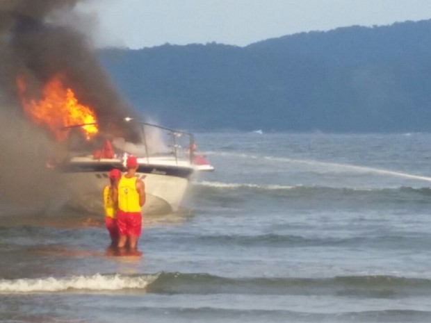 Lancha pega fogo na praia do Itararé, em São Vicente  (Foto: Adriana Cutino / G1 )