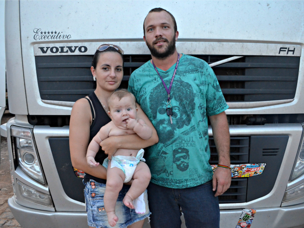 Motorista viaja com a família e teme ficar isolado na BR-364 (Foto: Iryá Rodrigues/G1 AC)