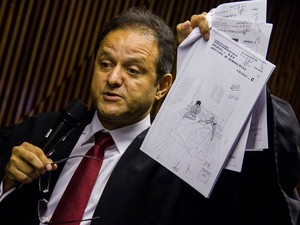 10/5/2013 - O promotor Marcos Mousinho mostra aos jurados imagens do laudo de Palhares sobre a posição de Suzana Marcolino ao ser encontrada morta (Foto: Jonathan Lins/G1)