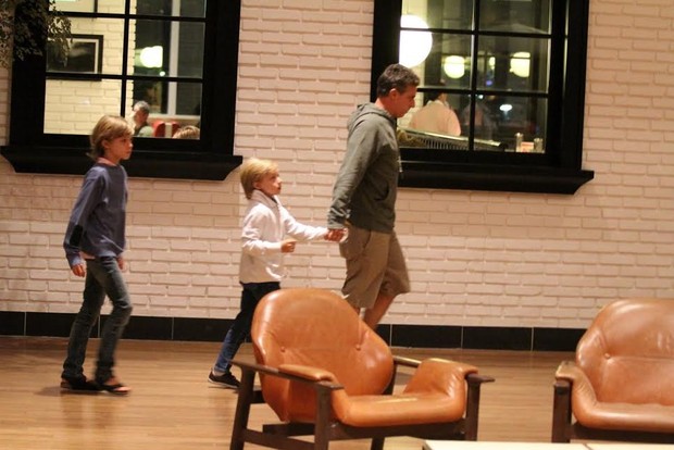 Luciano Huck com os filhos (Foto: johnson parraguez-photorionews)