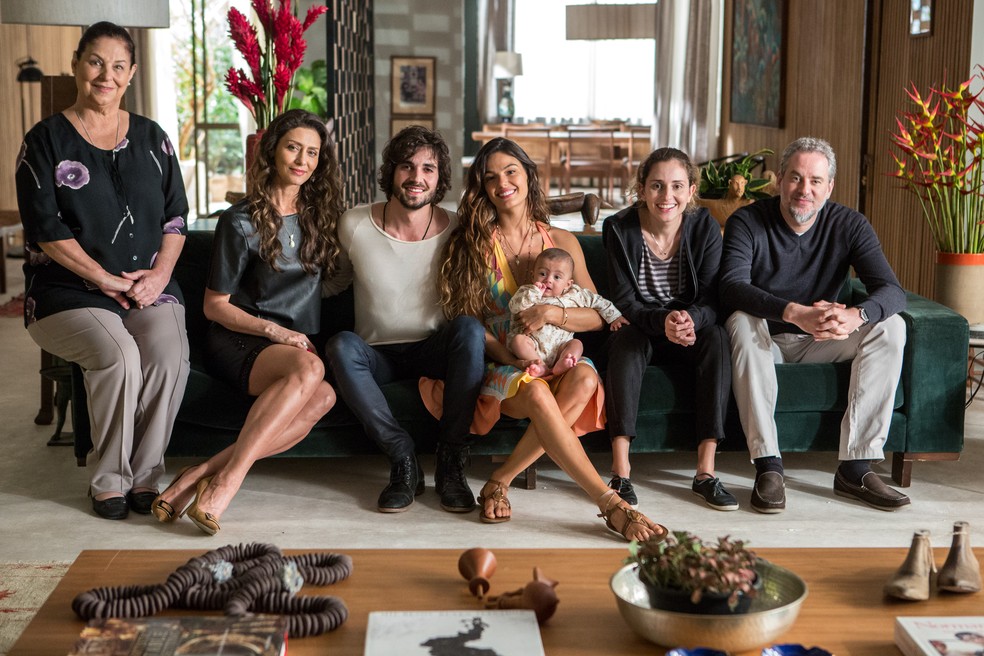 Família de Eugênio posa reunida no sofá da sala antes da passagem de tempo (Foto: Fábio Rocha/Gshow)