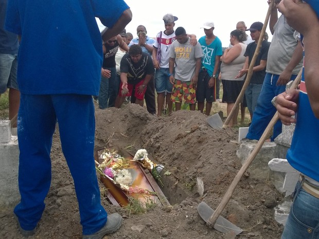 O líder comunitário foi enterrado em Inhaúma (Foto: Lilian Quaino/G1)
