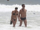 Danielle Winits vai com o namorado e o filho Guy à praia 
