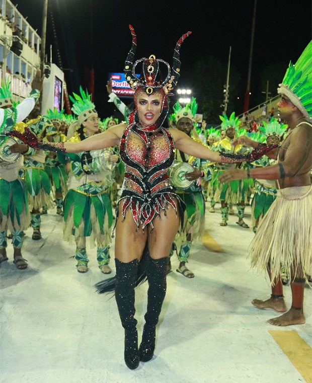 Quitéria Chagas desfila como Rainha de Bateria da Império Serrano (Foto: Thyago Andrade/ Brazil News)