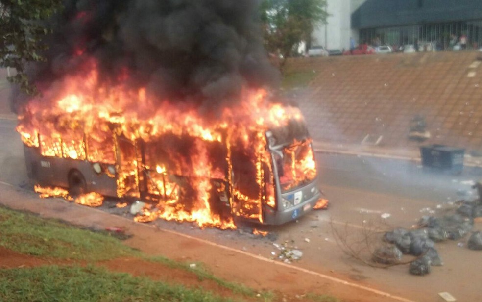 Ônibus da TCB incendiado durante ato contra a aprovação da PEC do teto de gastos (Foto: Gustavo Aguiar/G1)