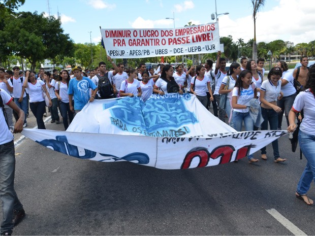 Estudantes se mobilizam em João Pessoa por gratuidade em ônibus  (Foto: Walter Paparazzo/G1)