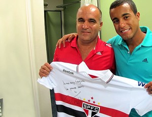 Lucas entrega camisa do São Paulo para o apresentador Serginho Groisman (Foto: Felipe Zito / Globoesporte.com)