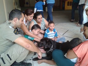 Cadela ajuda na recuparação de crianças em Divinópolis (Foto: Apae/Divulgação)