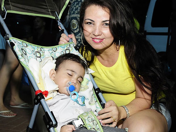 A advogada Ana Mônica Vasconcelos veio para praia para que o filho de nove meses veja os fogos; só falta Arthur acordar... (Foto: Adriana Noya / G1)